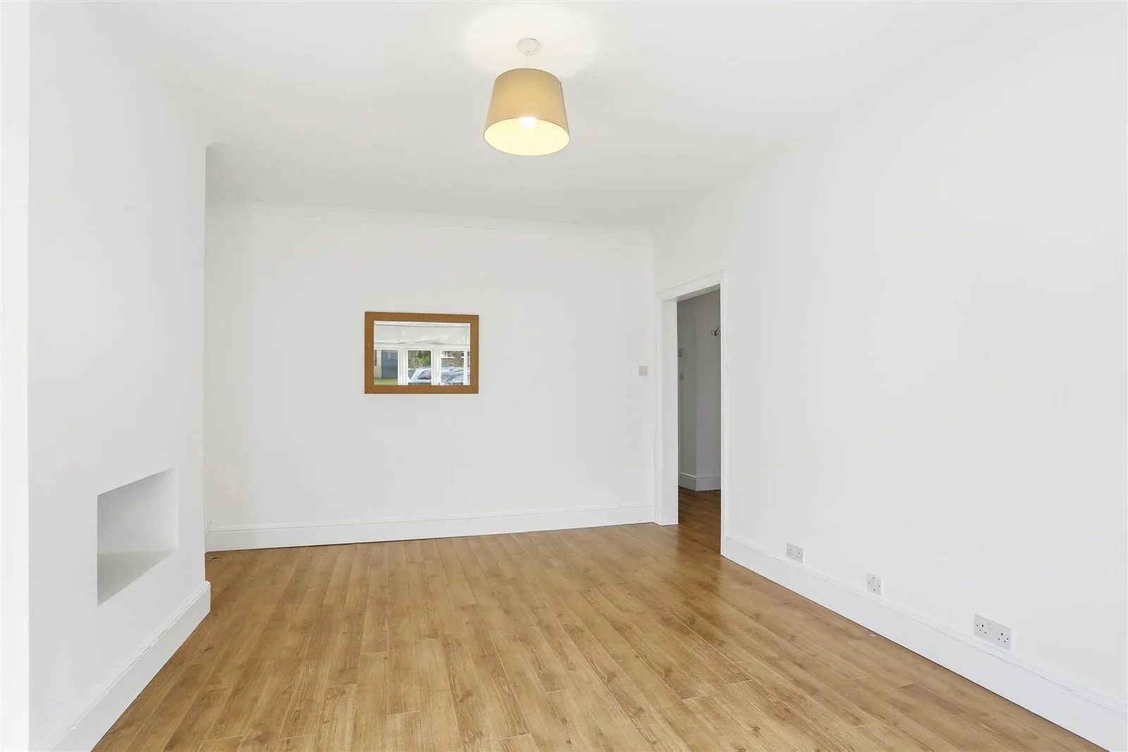 Flat Grove Avenue in Greater London