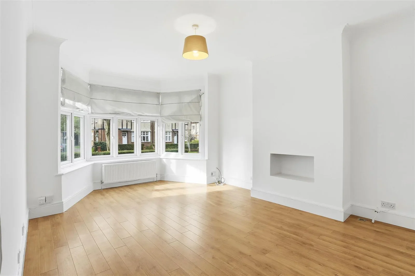 Flat Grove Avenue in Greater London