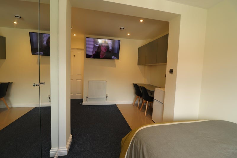 Room Western Avenue in Greater London