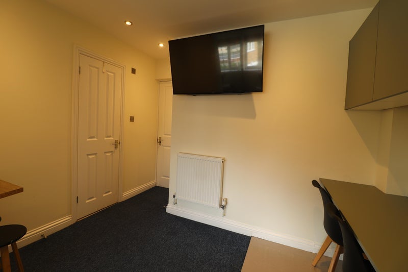 Room Western Avenue in Greater London
