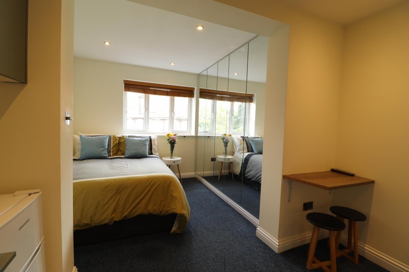 Room Western Avenue in Greater London