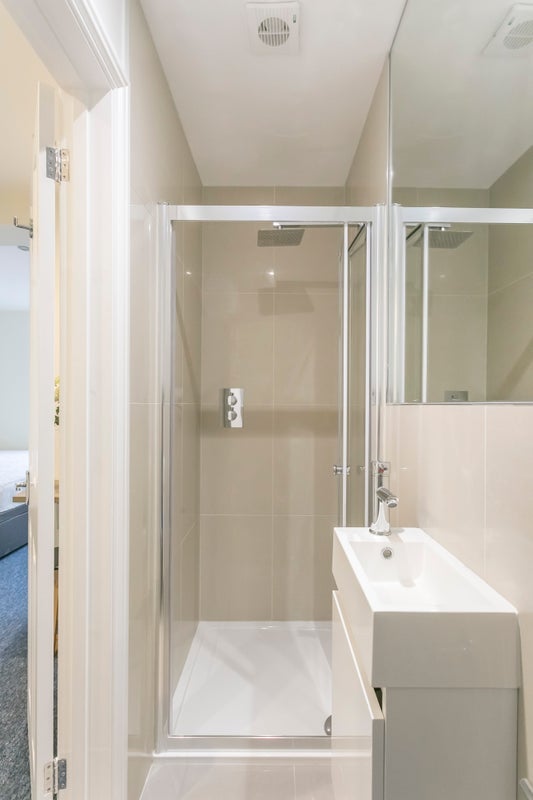 Room Western Avenue in Greater London