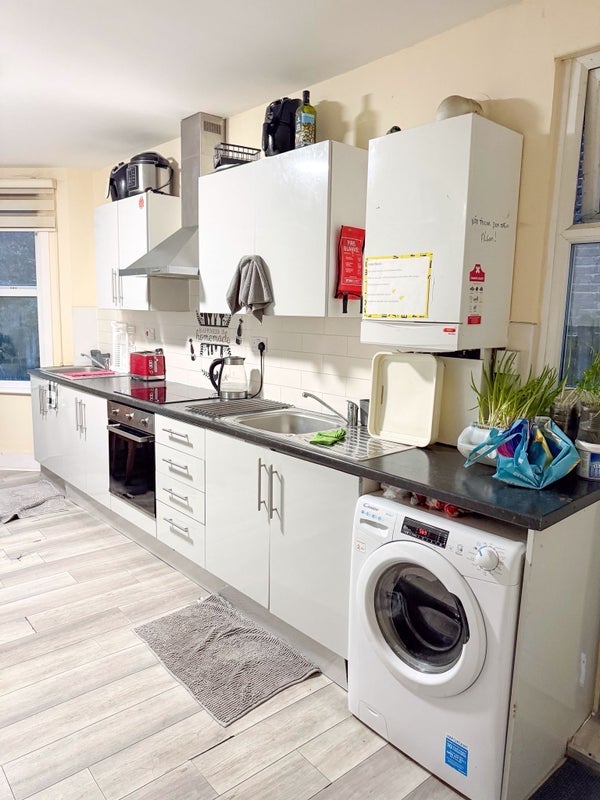 Room Carlingford Road in Greater London