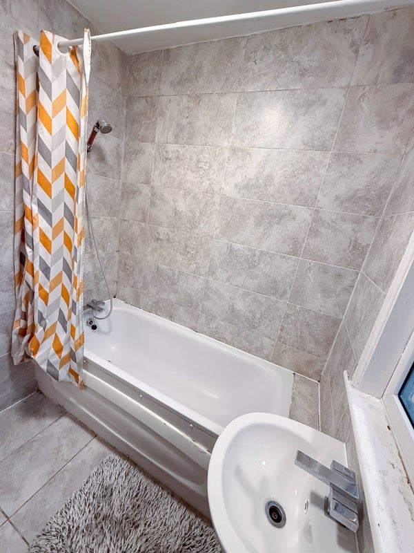 Room Carlingford Road in Greater London