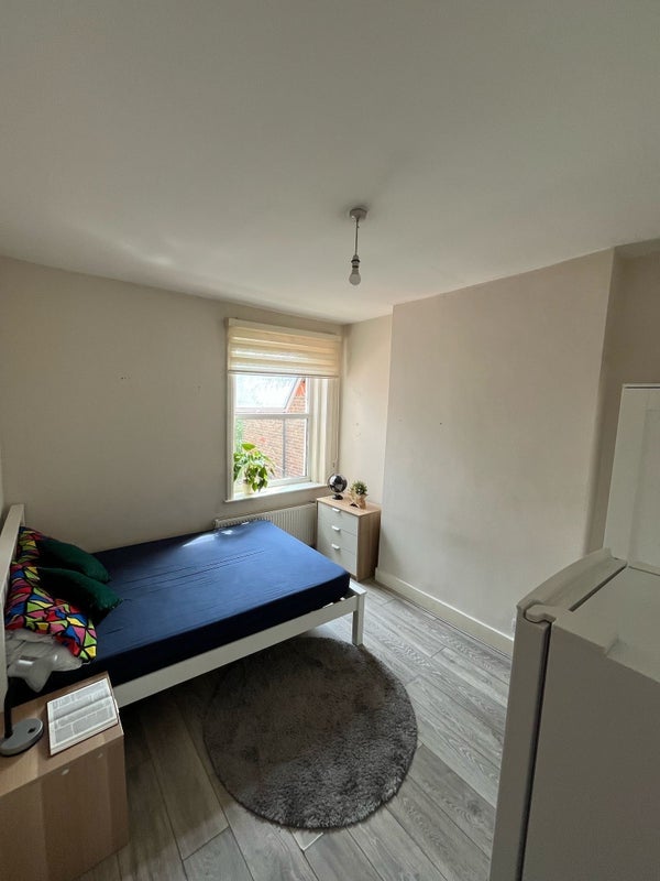 Room Carlingford Road in Greater London