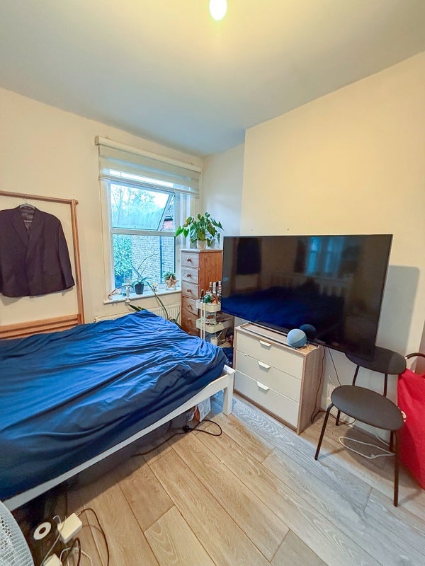 Room Carlingford Road in Greater London