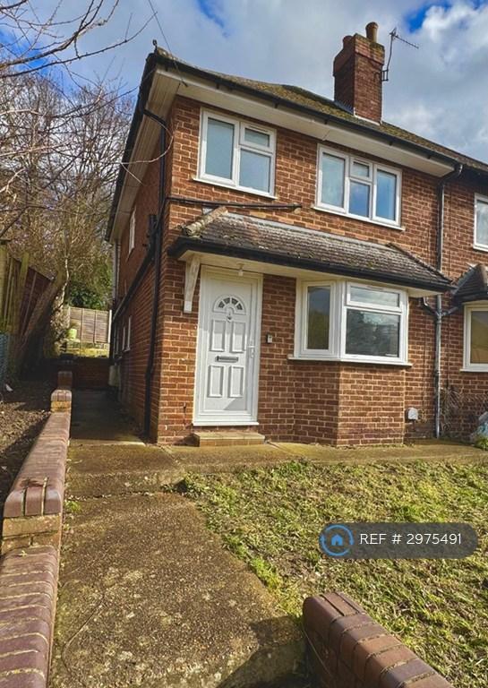 House Foxburrows Avenue in Guildford