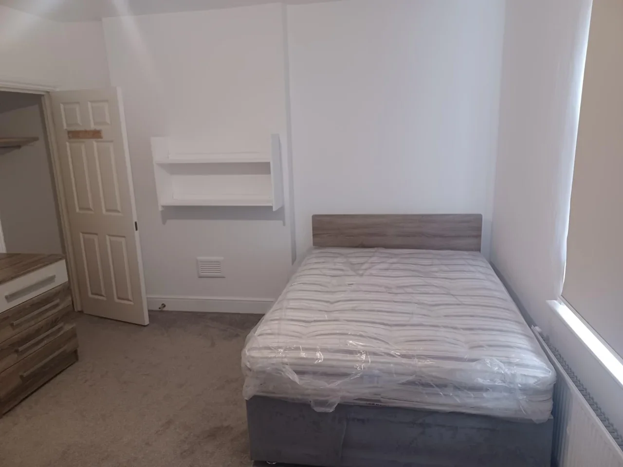Room Cambridge Avenue in Greater London