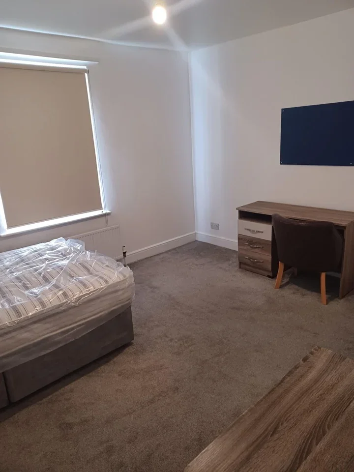 Room Cambridge Avenue in Greater London