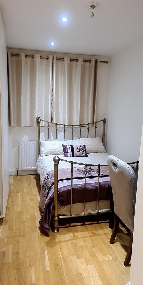 Flat Leamington Crescent in Greater London