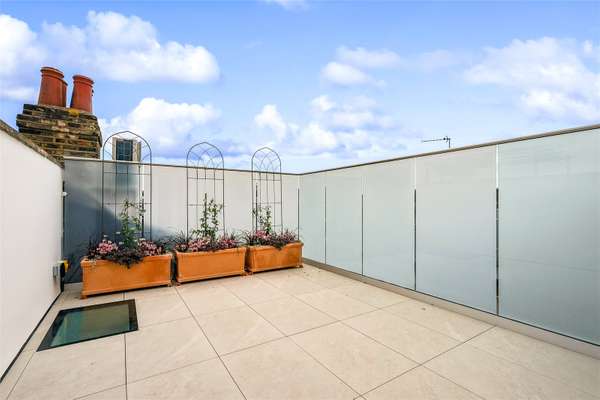 Flat Wardo Avenue in Greater London