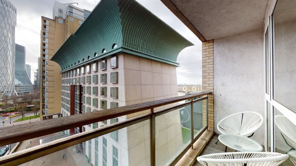 Flat Westferry Circus in Greater London