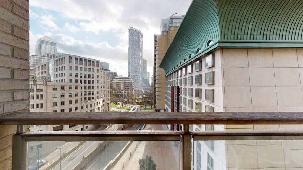Flat Westferry Circus in Greater London
