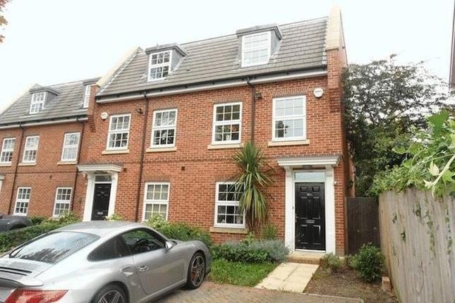 House Madison Close in Greater London