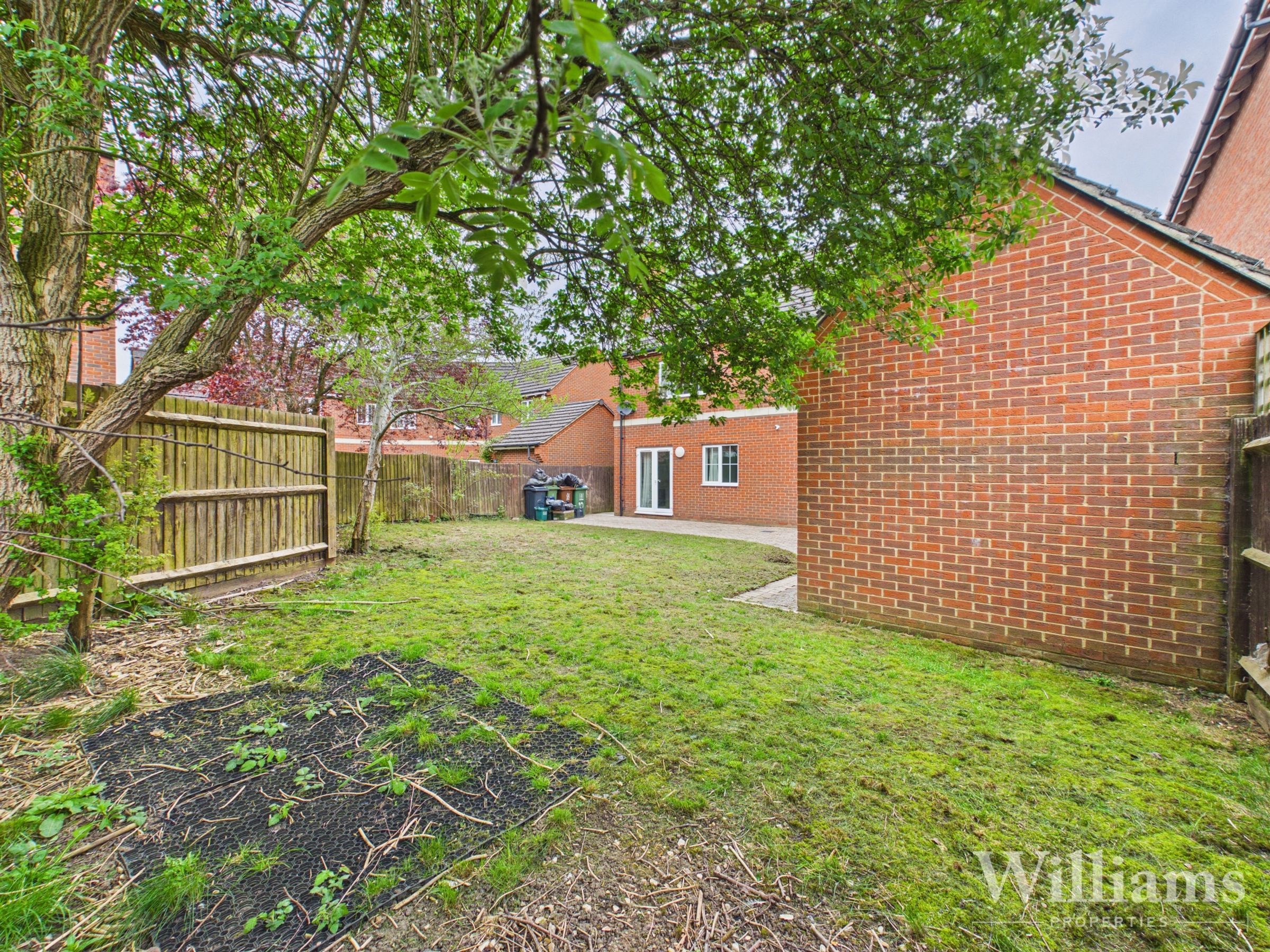 House Almond Tree Drive in Weston Turville