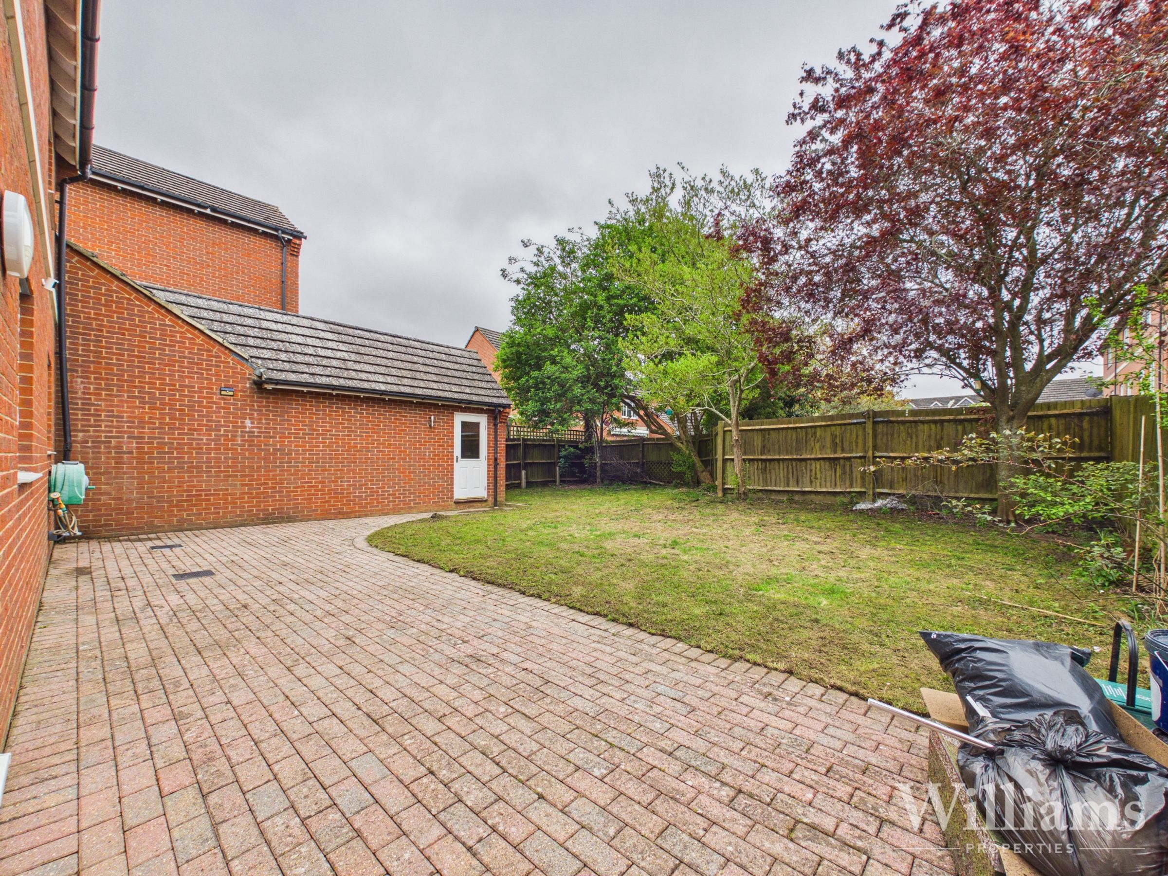 House Almond Tree Drive in Weston Turville