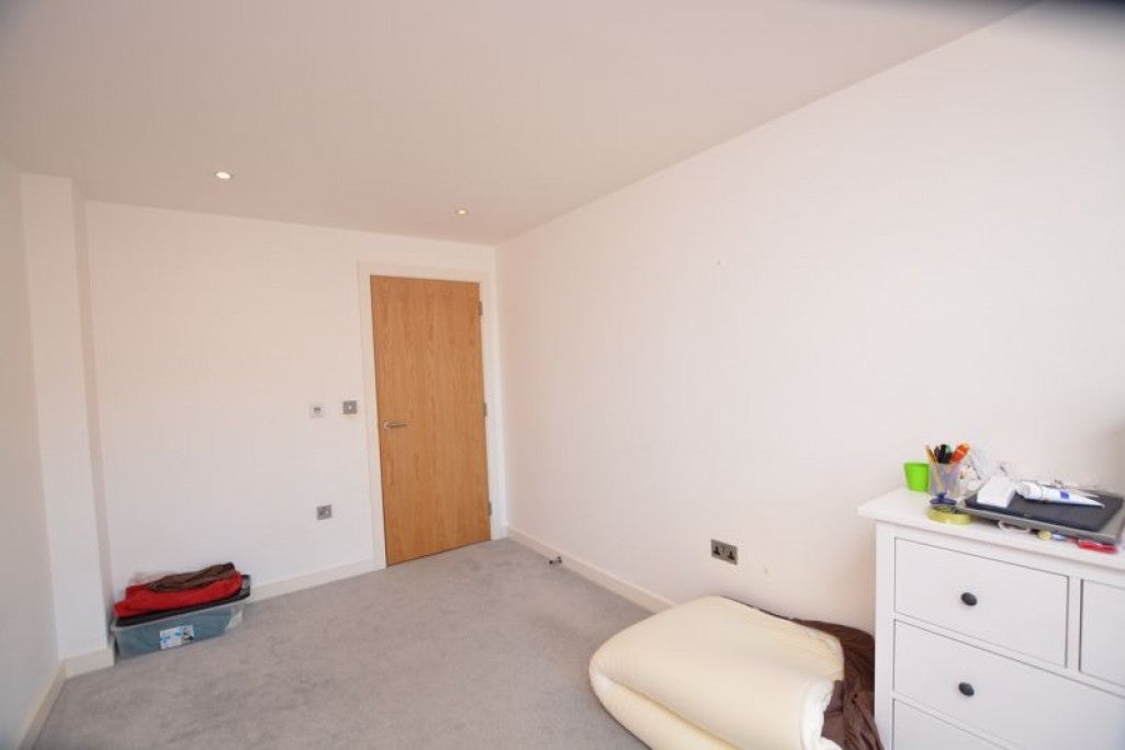 Flat Railway Terrace in Slough