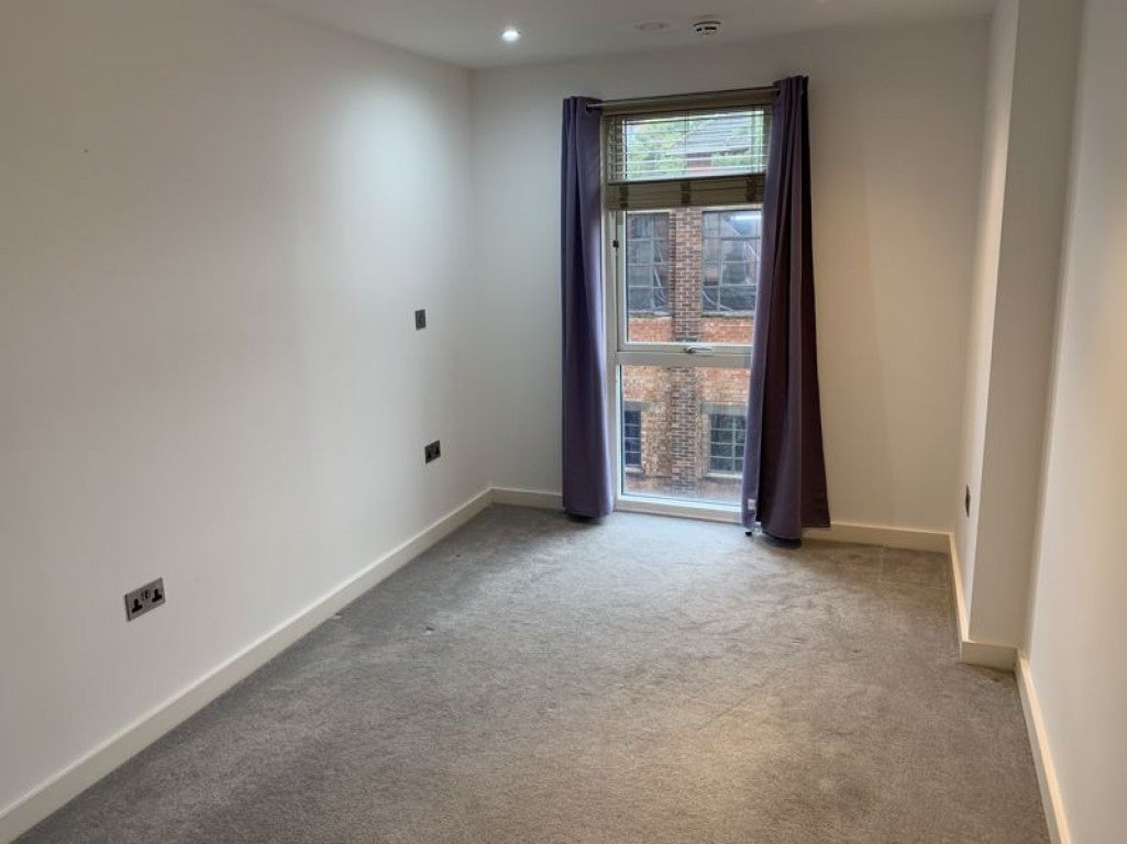 Flat Railway Terrace in Slough