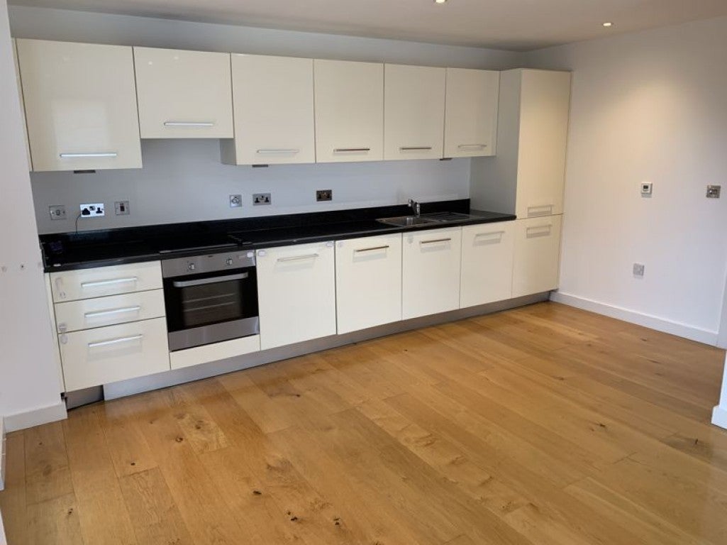 Flat Railway Terrace in Slough