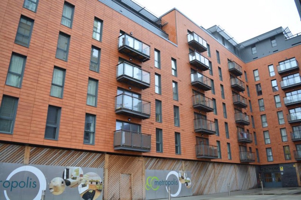 Flat Railway Terrace in Slough