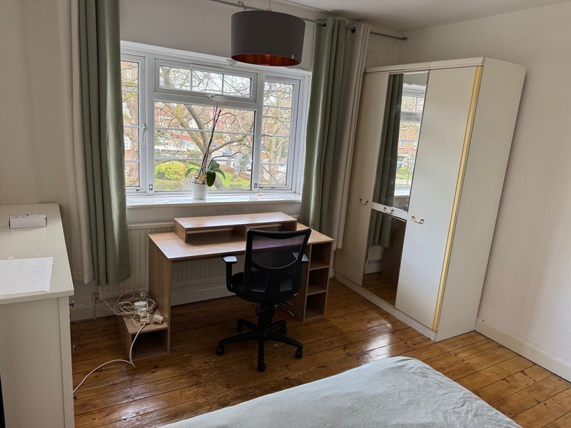 Room Cazenove Road in Greater London
