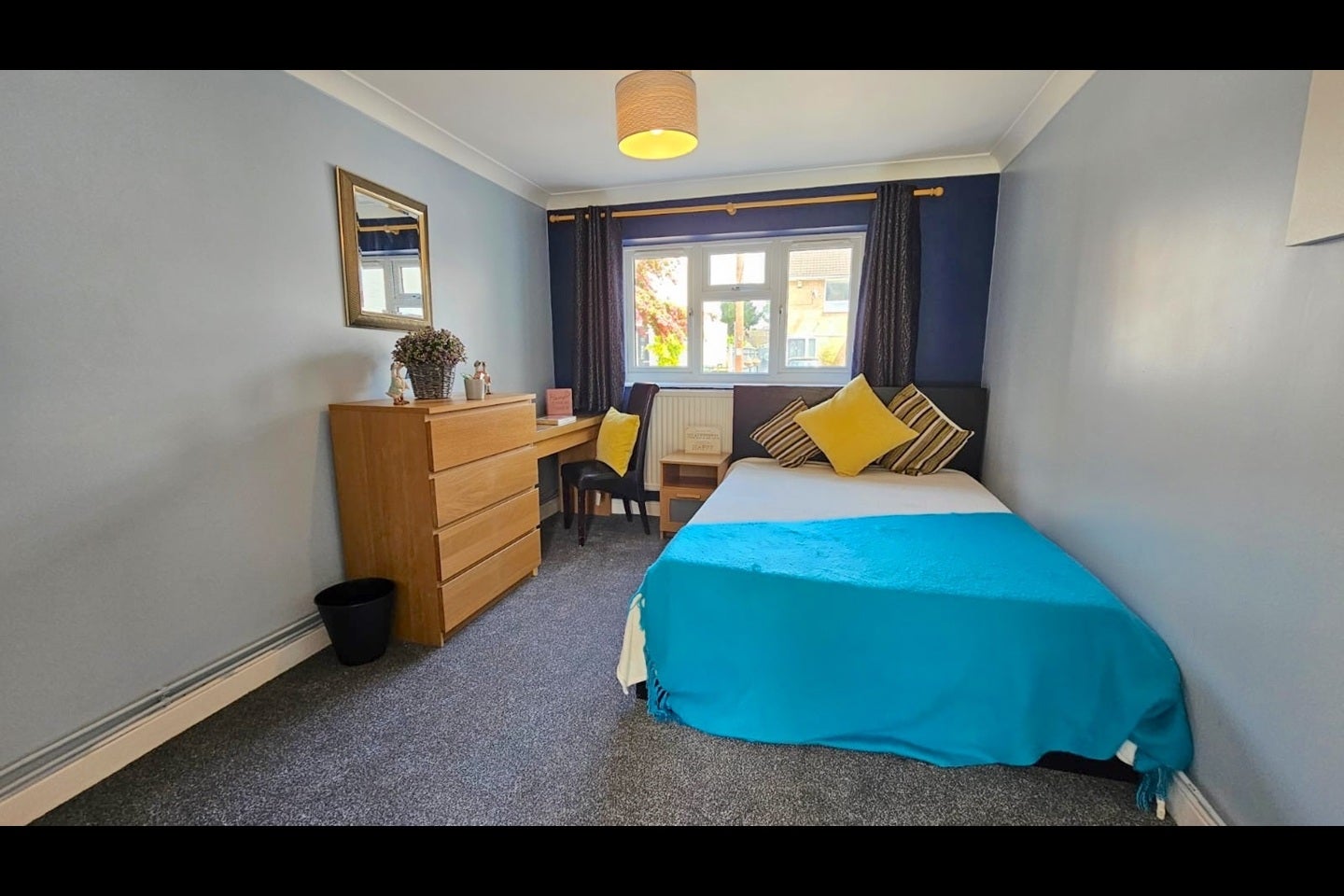 Room Abbotts Road in Aylesbury