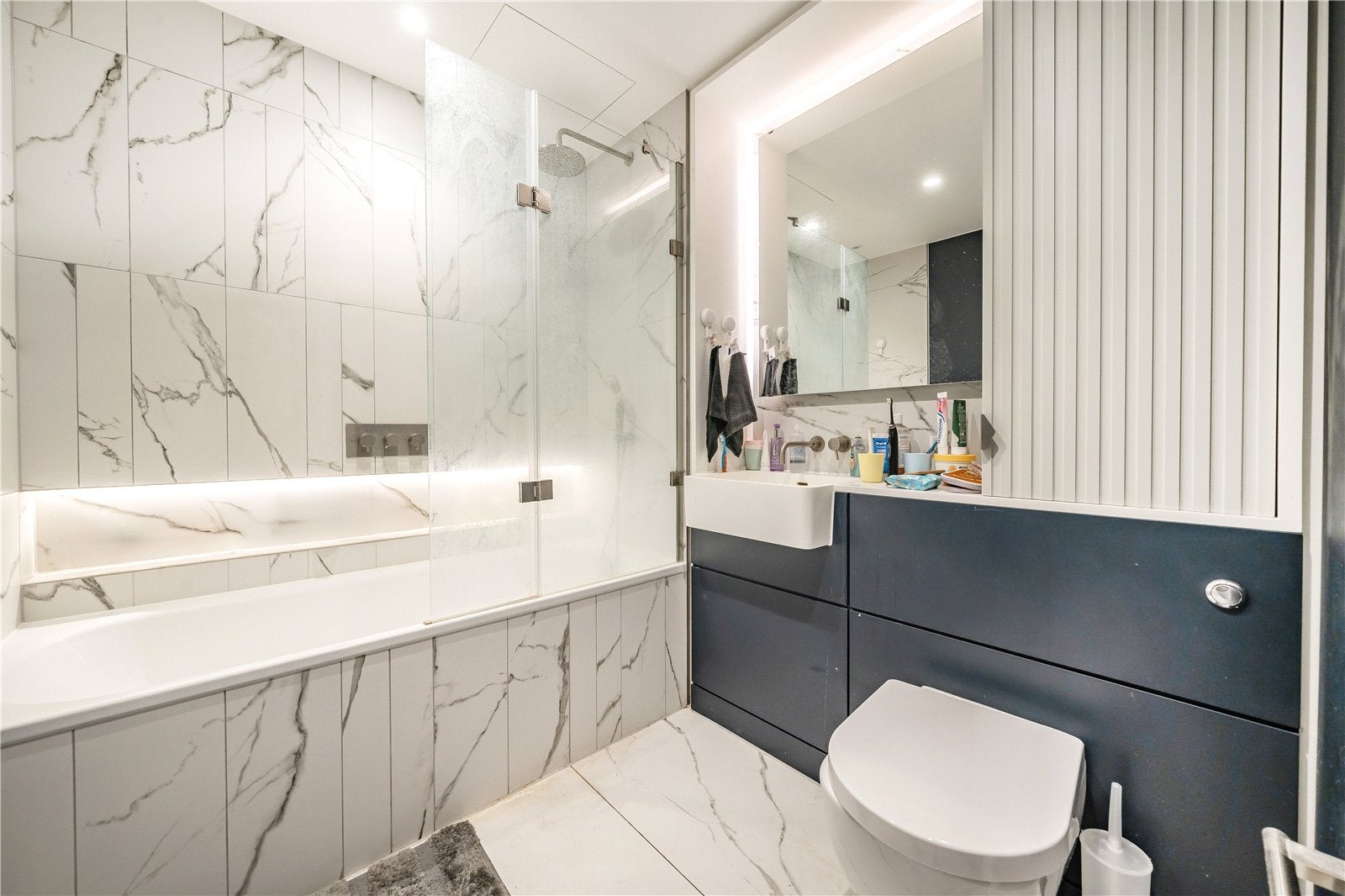 Flat Kennington Lane in Greater London
