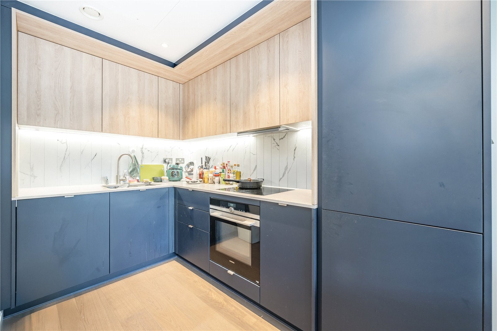 Flat Kennington Lane in Greater London