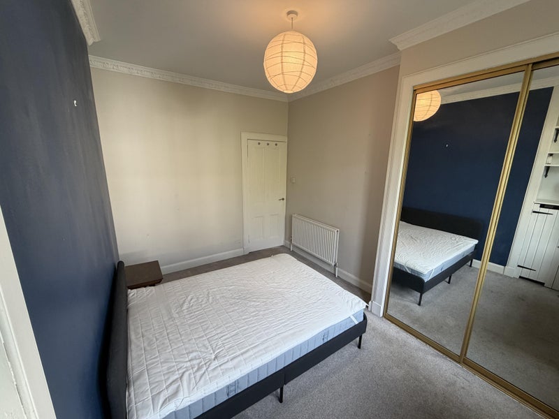 Room Dumbarton Road in Glasgow