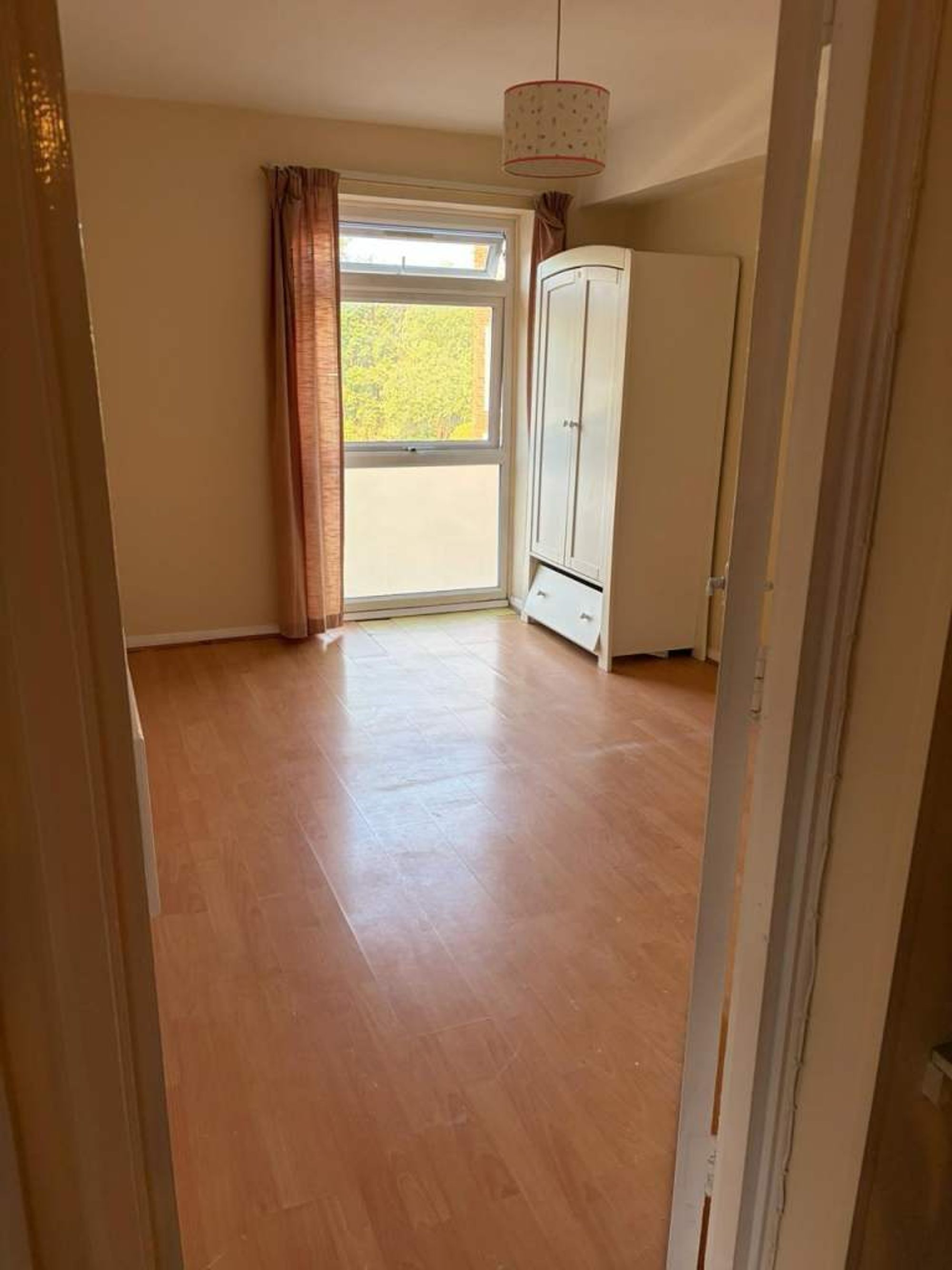 Flat Worcester Road in Greater London