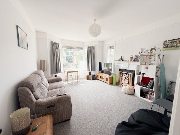 Flat Penn Hill Avenue in Poole