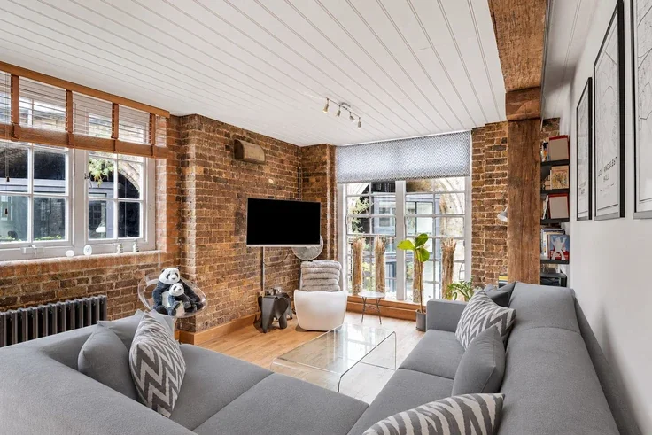 Flat Roper Lane in Greater London