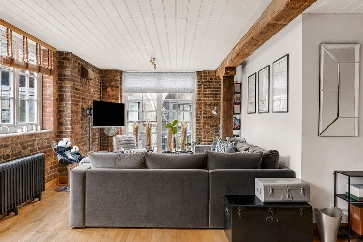 Flat Roper Lane in Greater London