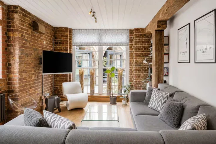Flat Roper Lane in Greater London