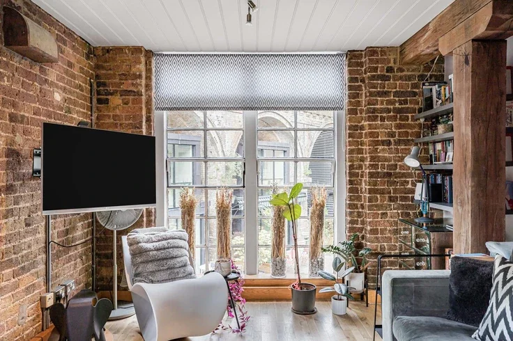 Flat Roper Lane in Greater London