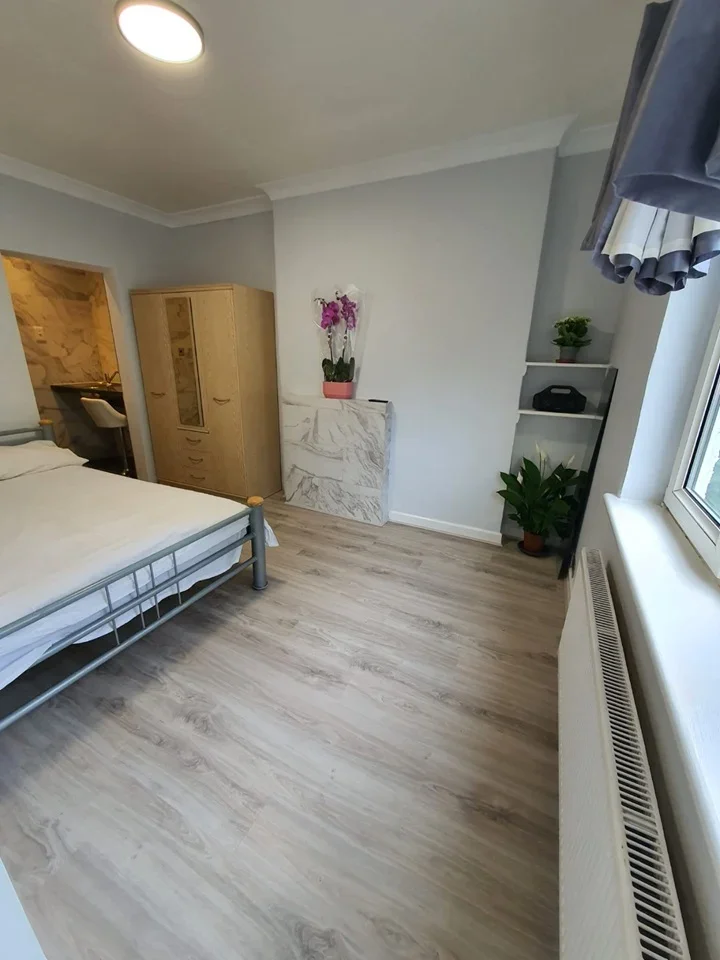 Flat Whitchurch Avenue in Greater London