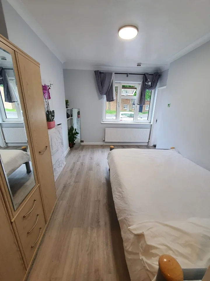 Flat Whitchurch Avenue in Greater London