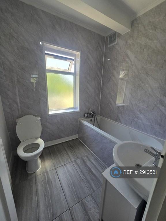 Room Sinclair Road in Greater London