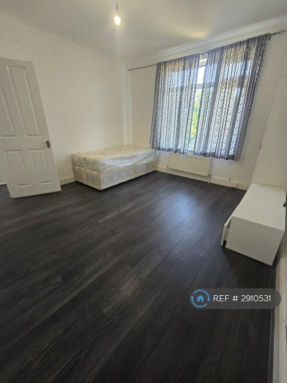 Room Sinclair Road in Greater London