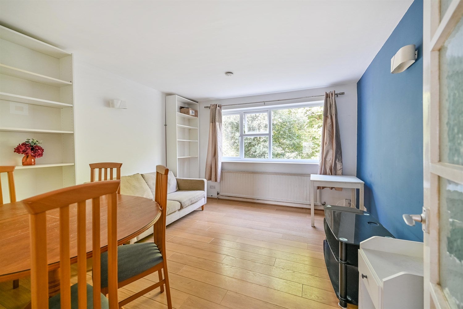 Flat Malvern Court in Reading