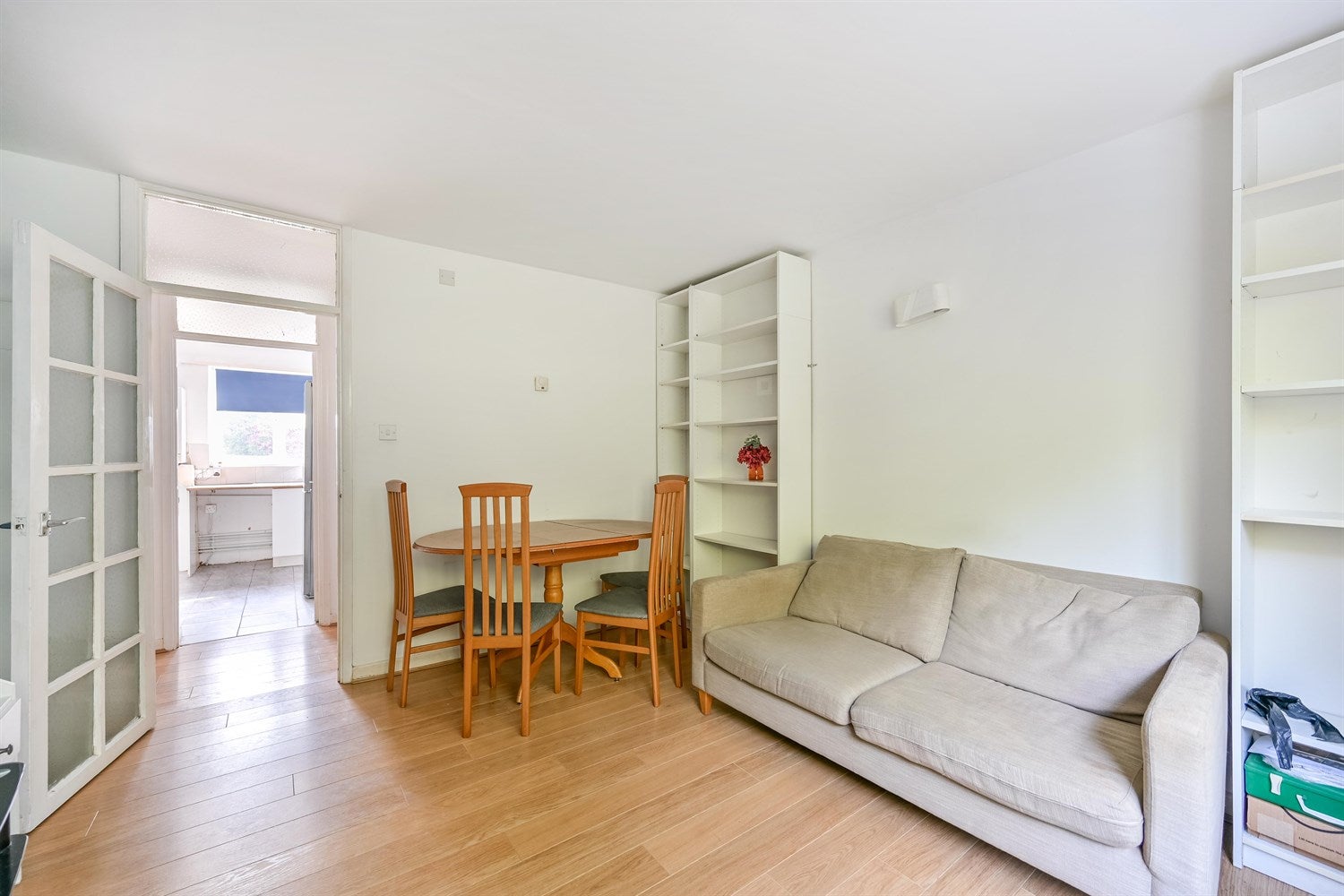 Flat Malvern Court in Reading