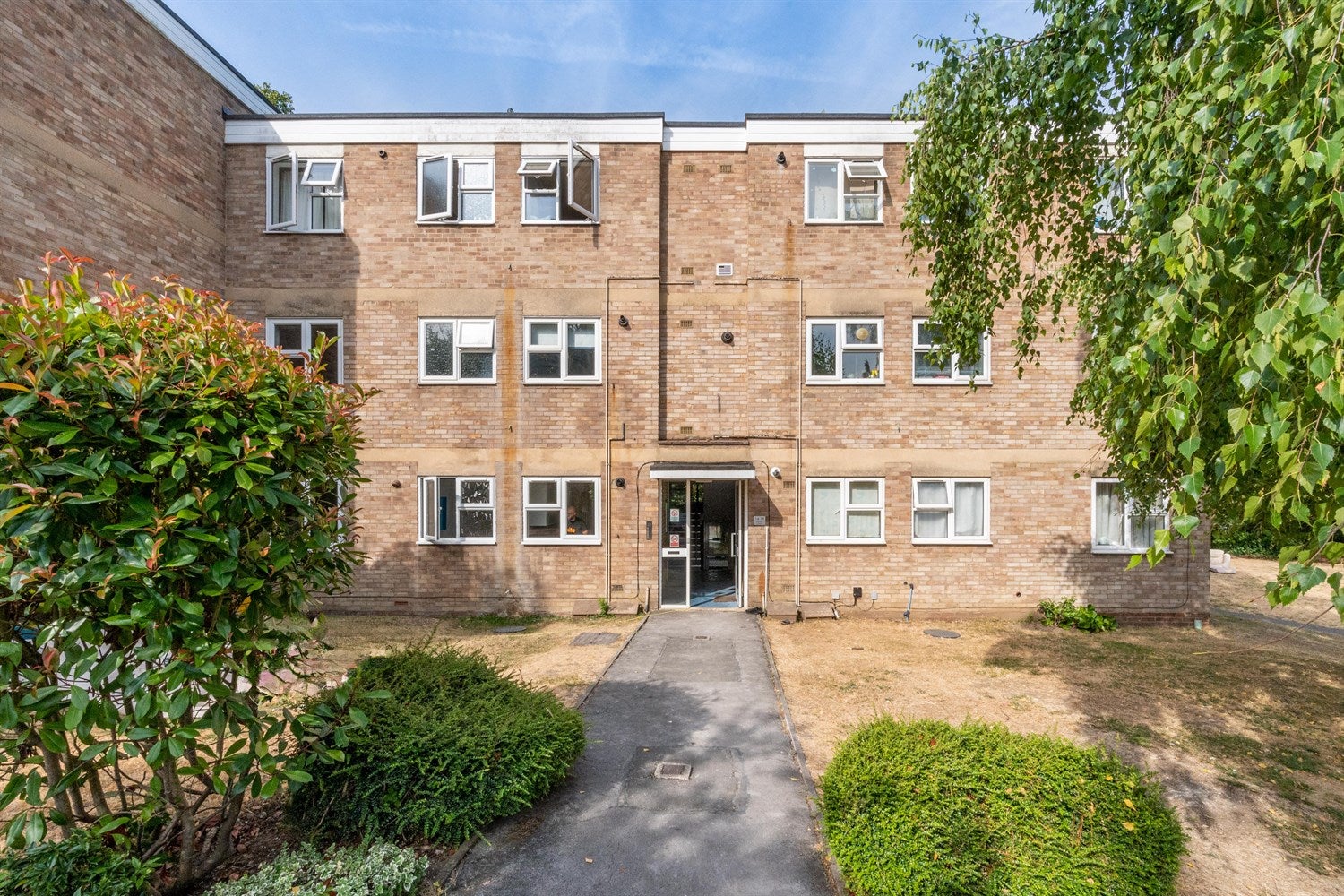 Flat Malvern Court in Reading