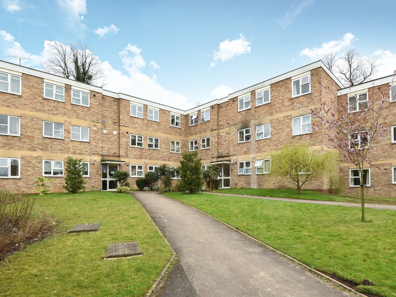Flat Malvern Court in Reading