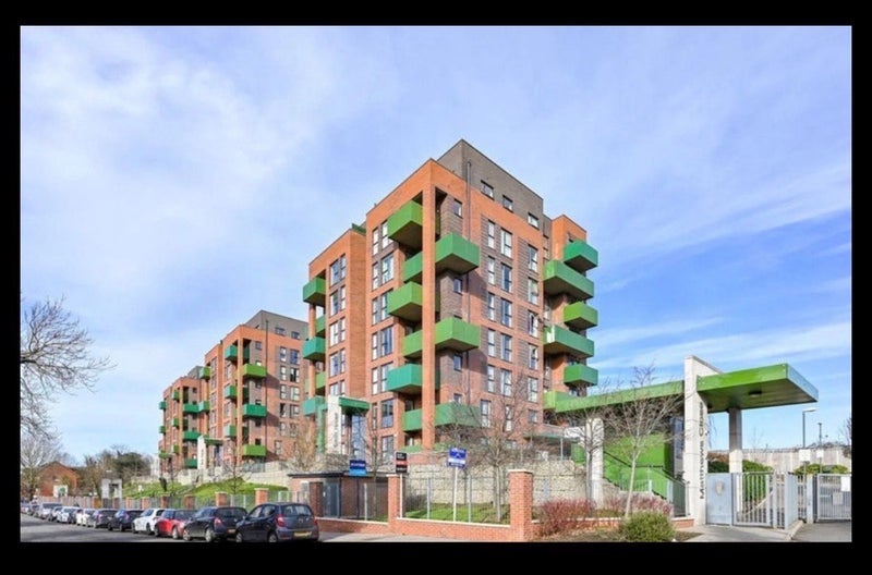 Flat Brook Avenue in Greater London