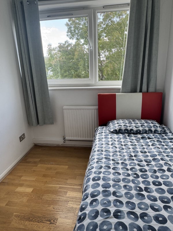 Room Aldrington Road in Greater London
