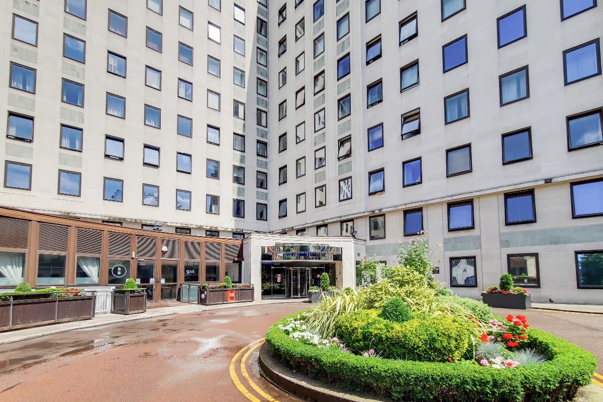 Flat Belvedere Road in Greater London