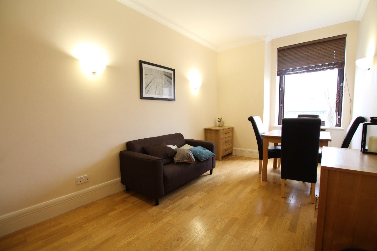 Flat Belvedere Road in Greater London
