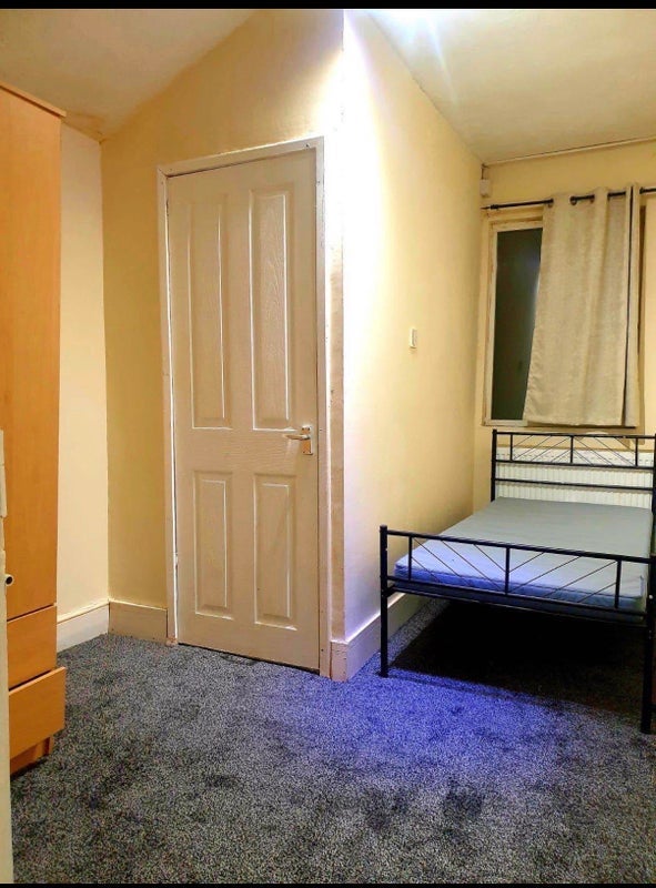 Room Soundwell Road in Bristol