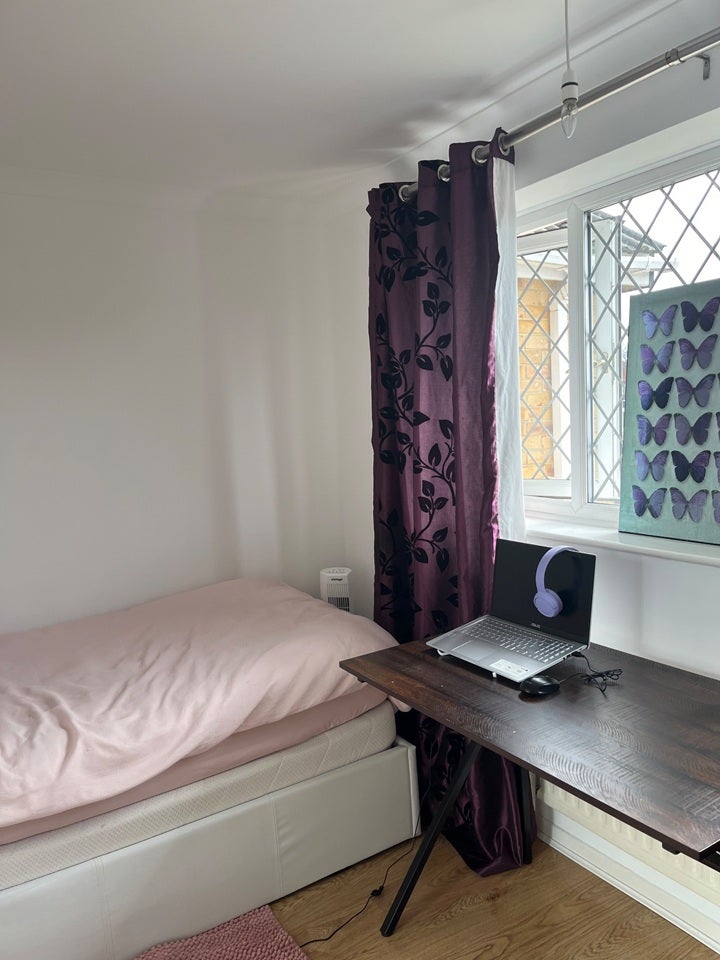 Room Sheridan Road in Surrey Heath