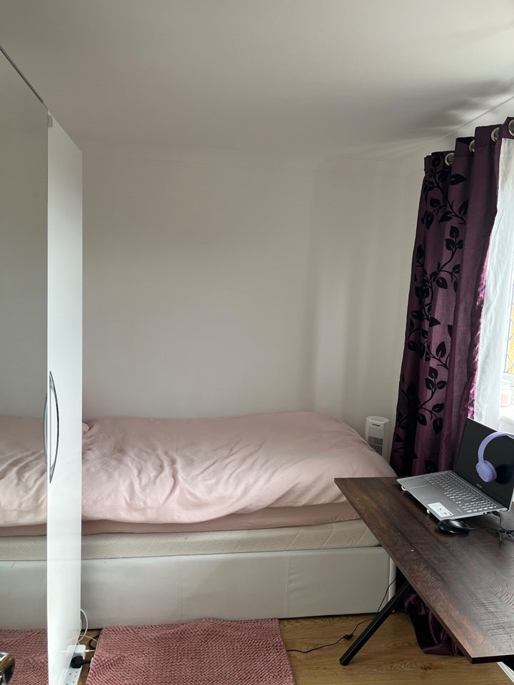 Room Sheridan Road in Surrey Heath